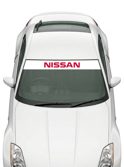 Coche con el parasol de vinilo Nissan blanco con el lettering NISSAN en rojo instalado en el parabrisas