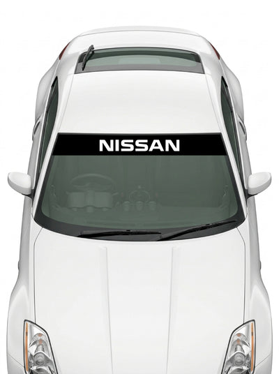 Coche con el parasol de vinilo Nissan negro con el lettering NISSAN en blanco instalado en el parabrisas