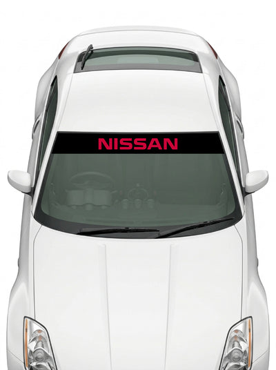 Coche con el parasol de vinilo Nissan negro con el lettering NISSAN en rojo instalado en el parabrisas