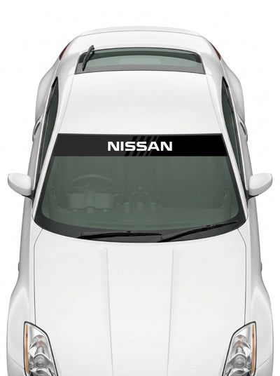 Coche con el parasol de vinilo Nissan negro con el lettering NISSAN en blanco y lineas de velocidad instalado en el parabrisas