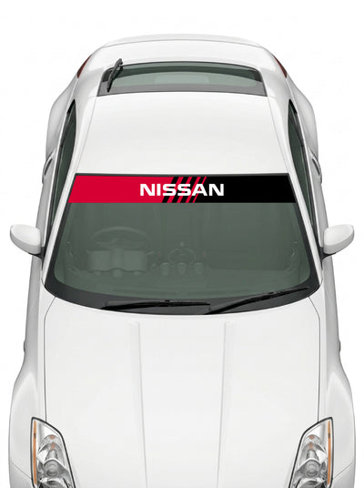 Coche con el parasol de vinilo Nissan rojo con el lettering NISSAN en blanco y lineas de velocidad instalado en el parabrisas