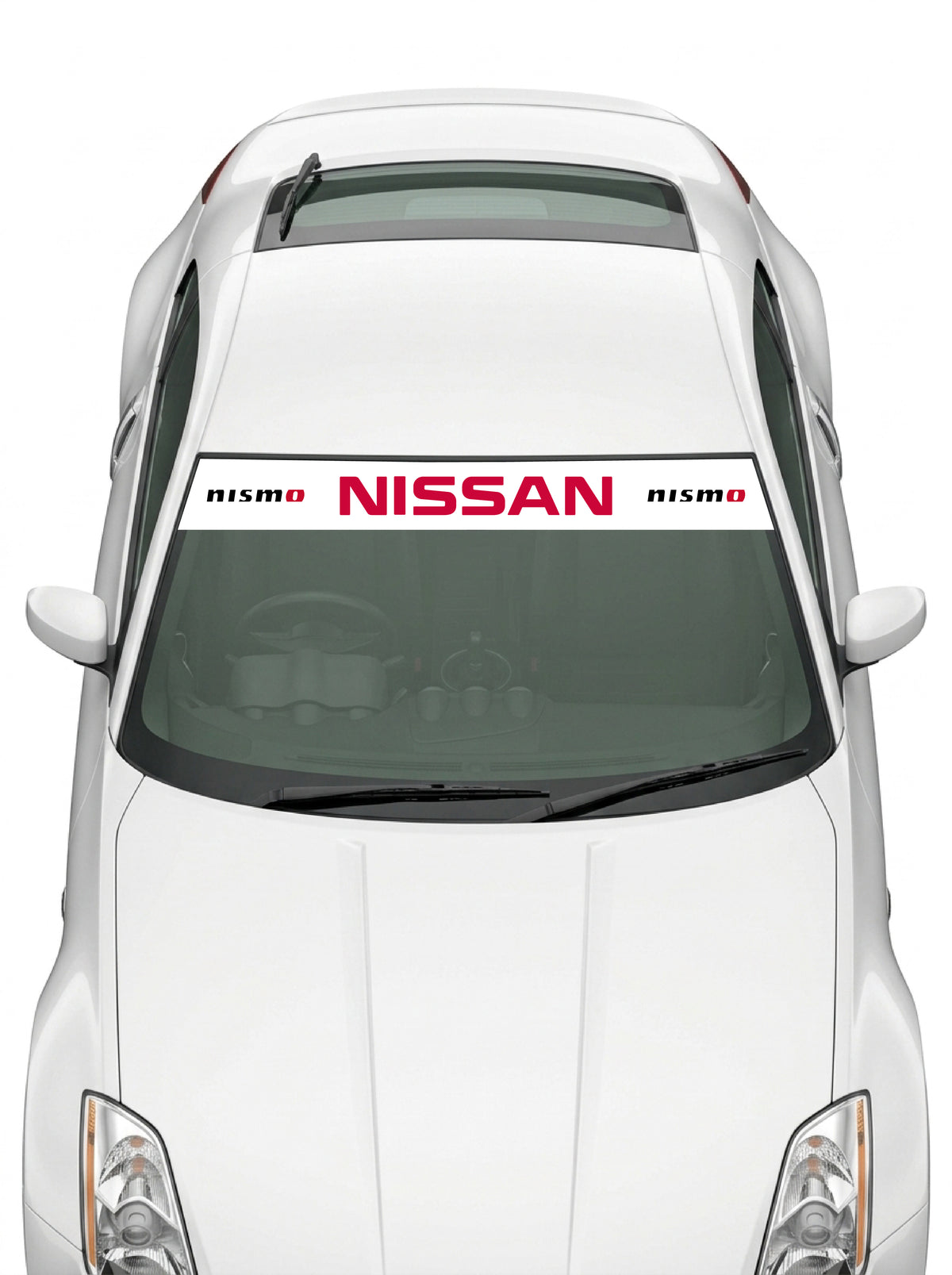 Coche con el parasol de vinilo Nissan blanco con el lettering NISSAN en rojo y el logo NISMO a cada lado instalado en el parabrisas