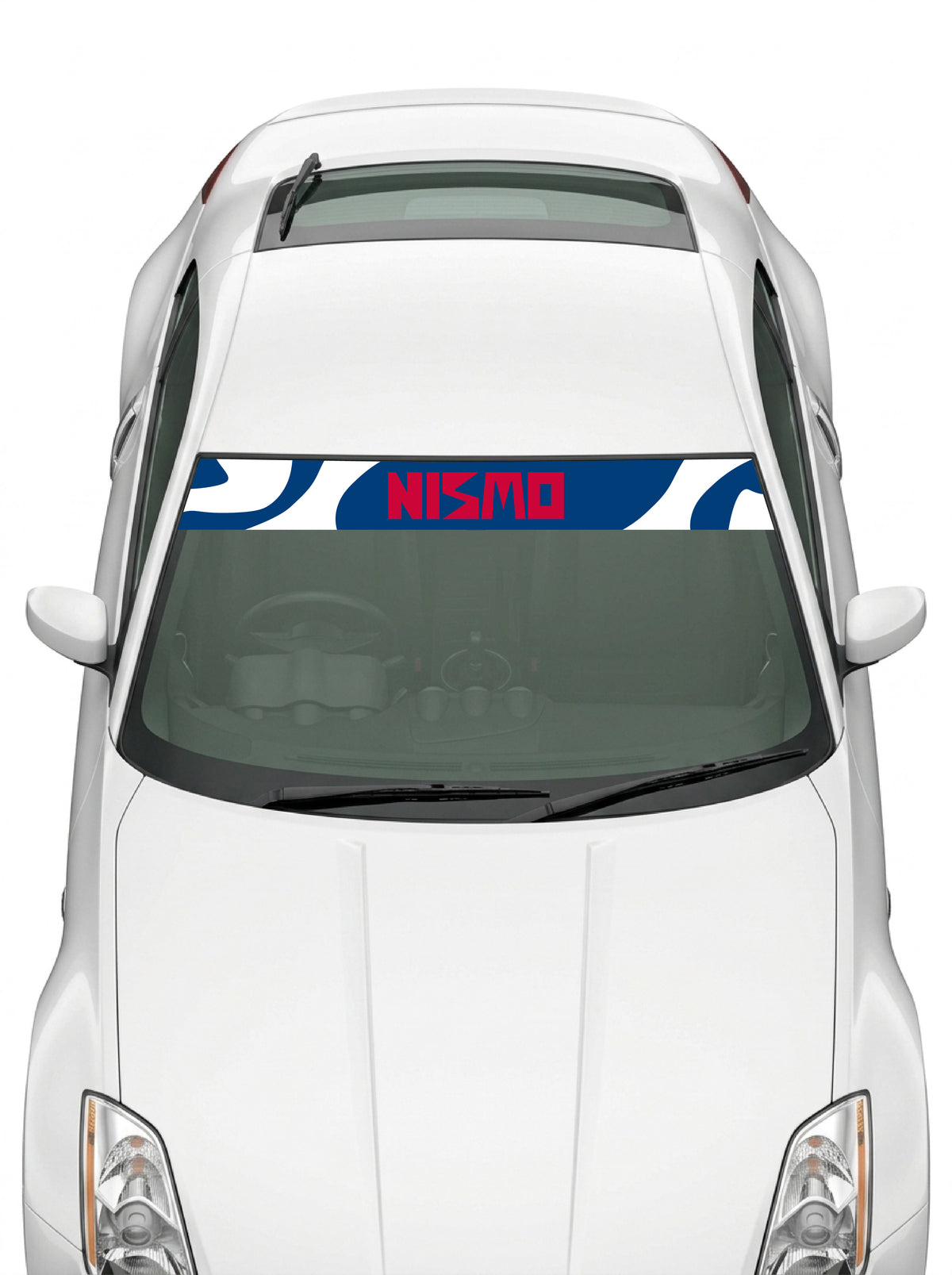 Coche con el parasol de vinilo Nissan NISMO con la librea Super GT en azul y blanco y el lettering NISMO en rojo instalado en el parabrisas