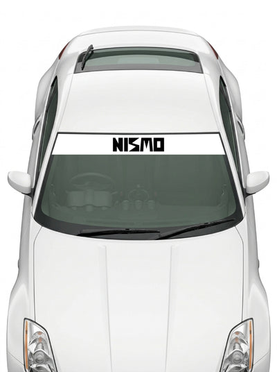 Coche con el parasol de vinilo Nissan NISMO blanco con el lettering NISMO en negro instalado en el parabrisas