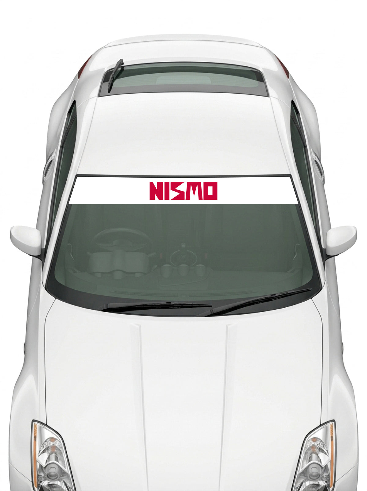 Coche con el parasol de vinilo Nissan NISMO blanco con el lettering NISMO en rojo instalado en el parabrisas