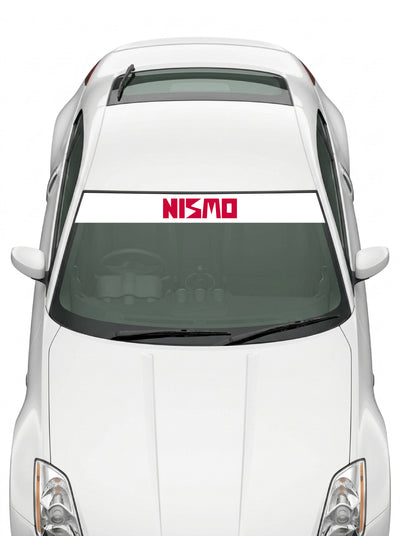 Coche con el parasol de vinilo Nissan NISMO blanco con el lettering NISMO en rojo instalado en el parabrisas