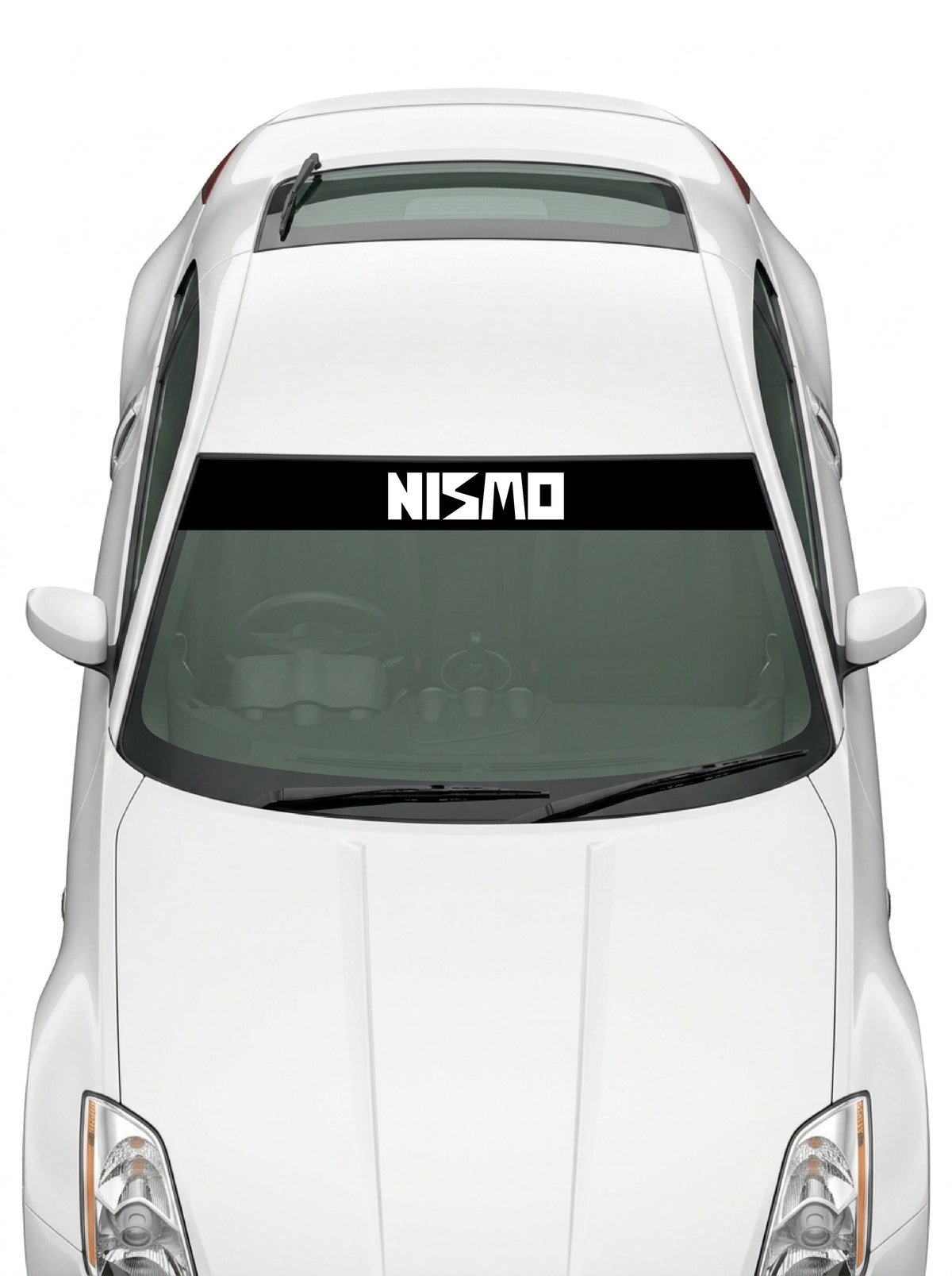 Coche con el parasol de vinilo Nissan NISMO negro con el lettering NISMO en blanco instalado en el parabrisas