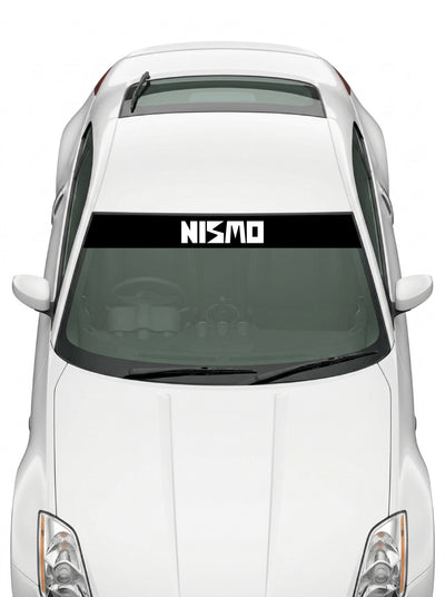Coche con el parasol de vinilo Nissan NISMO negro con el lettering NISMO en blanco instalado en el parabrisas