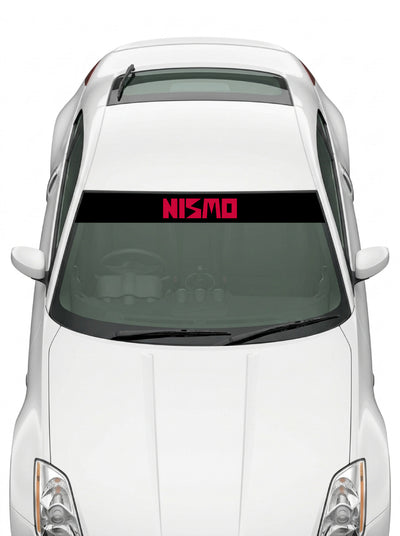 Coche con el parasol de vinilo Nissan NISMO negro con el lettering NISMO en rojo instalado en el parabrisas