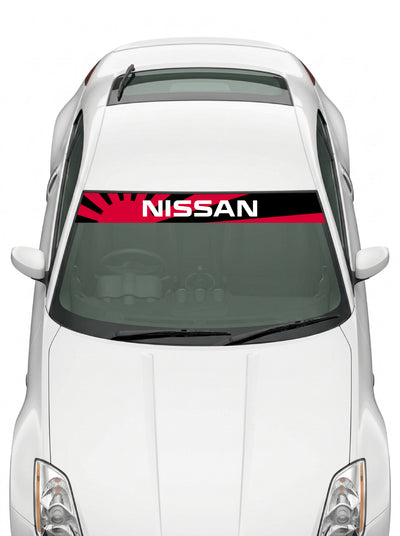 Coche con el parasol de vinilo Nissan negro con el sol naciente en rojo y el lettering NISSAN en blanco instalado en el parabrisas
