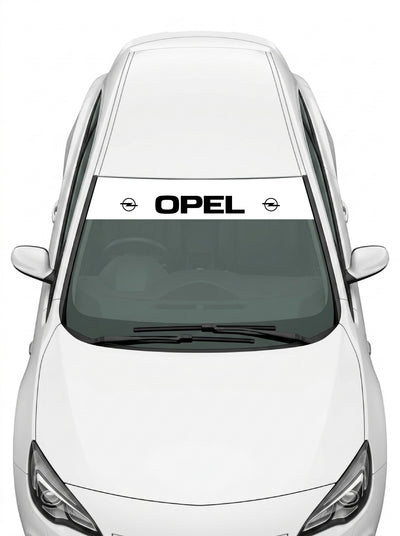 Coche con el parasol de vinilo Opel blanco con el lettering OPEL en negro y el emblema Blitz a cada lado instalado en el parabrisas