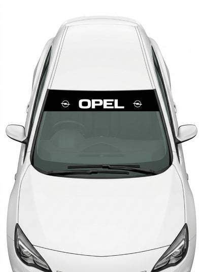 Coche con el parasol de vinilo Opel negro con el lettering OPEL en blanco y el emblema Blitz a cada lado instalado en el parabrisas