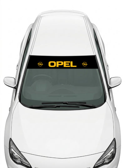 Coche con el parasol de vinilo Opel negro con el lettering OPEL en amarillo y el emblema Blitz a cada lado instalado en el parabrisas