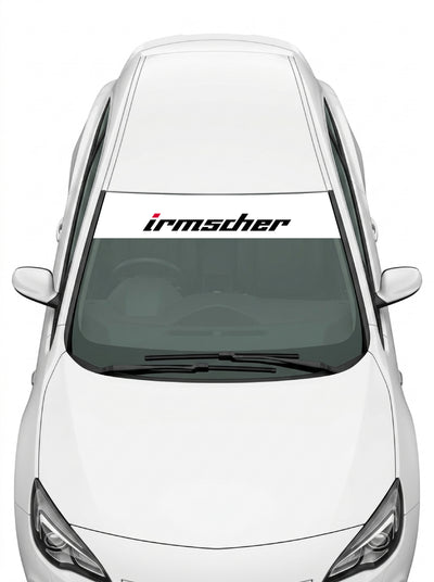 Coche con el parasol de vinilo Opel Irmscher blanco con el lettering irmscher en negro instalado en el parabrisas