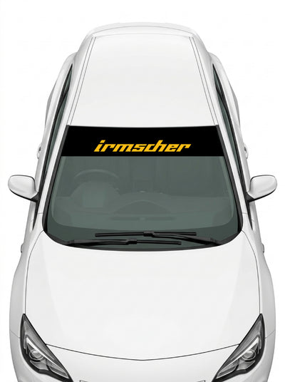 Coche con el parasol de vinilo Opel Irmscher negro con el lettering irmscher en amarillo instalado en el parabrisas
