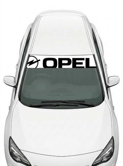 Coche con el parasol de vinilo Opel blanco con el rayo y el lettering OPEL inclinados en negro instalado en el parabrisas