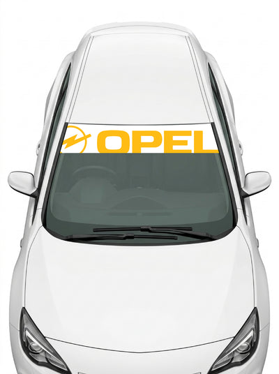 Coche con el parasol de vinilo Opel blanco con el rayo y el lettering OPEL inclinados en amarillo instalado en el parabrisas