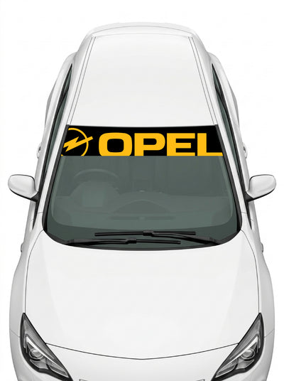 Coche con el parasol de vinilo Opel negro con el rayo y el lettering OPEL inclinados en amarillo instalado en el parabrisas
