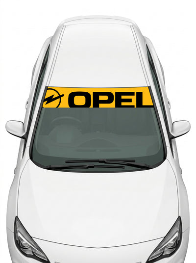 Coche con el parasol de vinilo Opel amarillo con el rayo y el lettering OPEL inclinados en negro instalado en el parabrisas