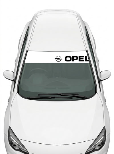 Coche con el parasol de vinilo Opel blanco con el emblema Blitz y el lettering OPEL en negro instalado en el parabrisas