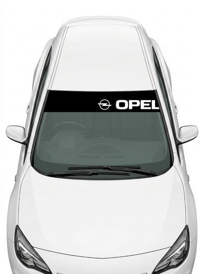 Coche con el parasol de vinilo Opel negro con el emblema Blitz y el lettering OPEL en blanco instalado en el parabrisas
