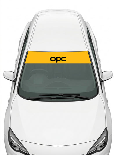 Coche con el parasol de vinilo Opel OPC amarillo con el lettering OPC en negro instalado en el parabrisas