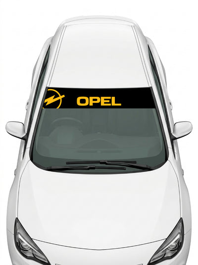 Coche con el parasol de vinilo Opel negro con el rayo Blitz y el lettering OPEL en amarillo instalado en el parabrisas