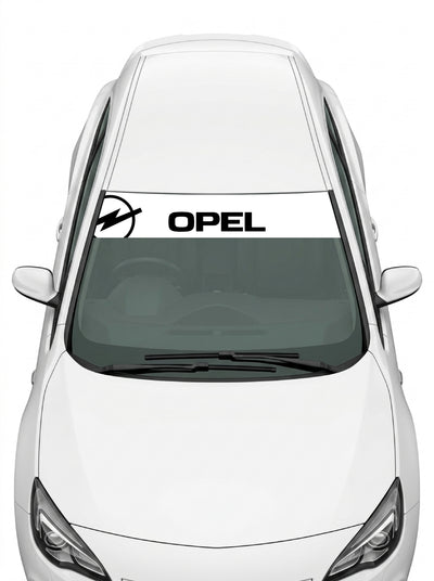 Coche con el parasol de vinilo Opel blanco con el rayo Blitz y el lettering OPEL en negro instalado en el parabrisas