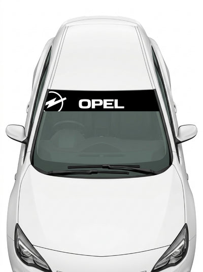 Coche con el parasol de vinilo Opel negro con el rayo Blitz y el lettering OPEL en blanco instalado en el parabrisas