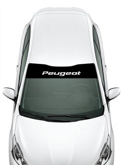 Coche con el parasol de vinilo Peugeot negro con el lettering Peugeot en cursiva en blanco instalado en el parabrisas