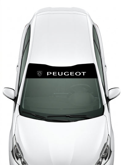 Coche con el parasol de vinilo Peugeot negro con el escudo del leon de 2021 y el lettering PEUGEOT en blanco instalado en el parabrisas