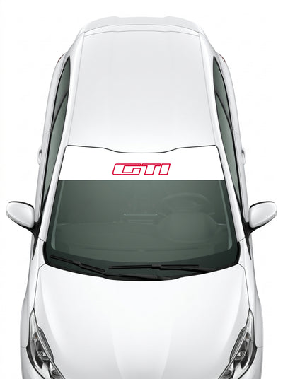 Coche con el parasol de vinilo Peugeot blanco con el cartouche GTI en rojo instalado en el parabrisas