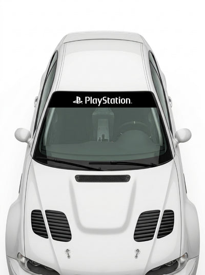 Coche con el parasol de vinilo PlayStation negro con el logotipo PlayStation en blanco instalado en el parabrisas