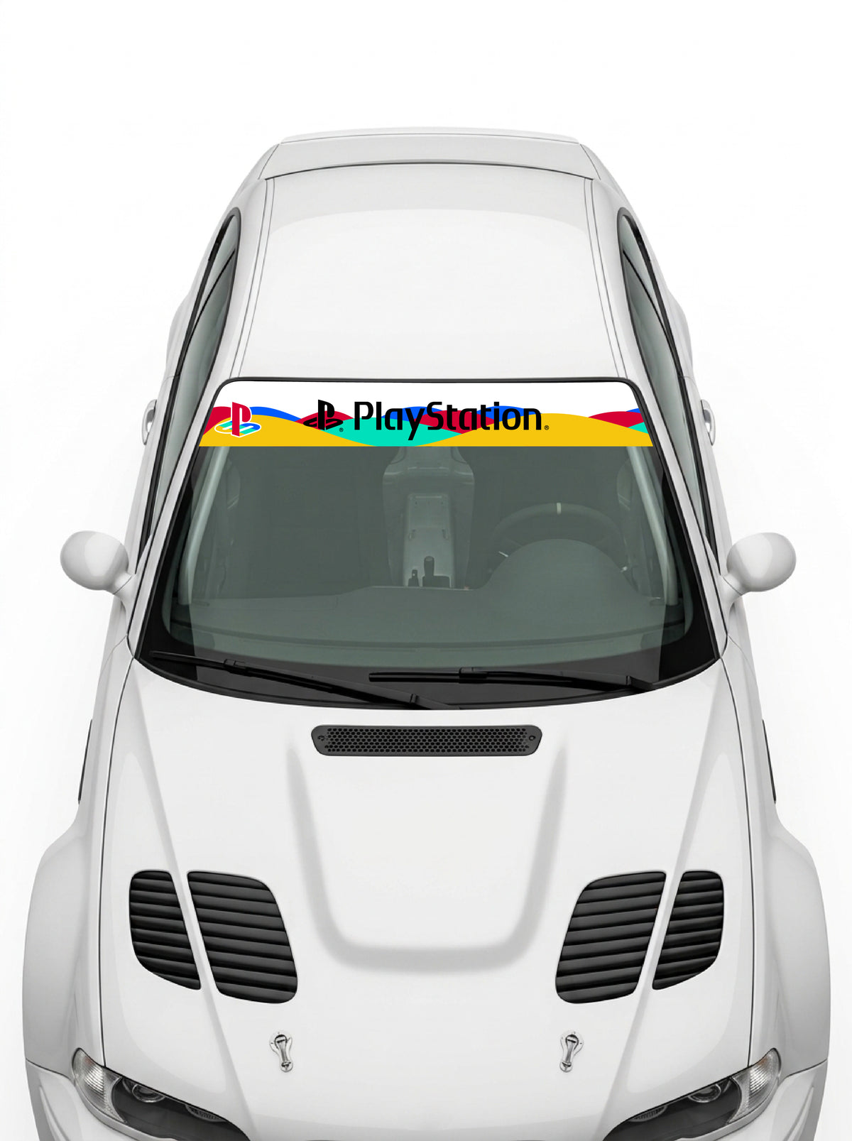 Coche con el parasol de vinilo PlayStation con el lettering PlayStation en negro sobre las ondas de colores de la era 32-bit instalado en el parabrisas