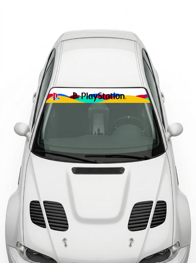Coche con el parasol de vinilo PlayStation con el lettering PlayStation en negro sobre las ondas de colores de la era 32-bit instalado en el parabrisas