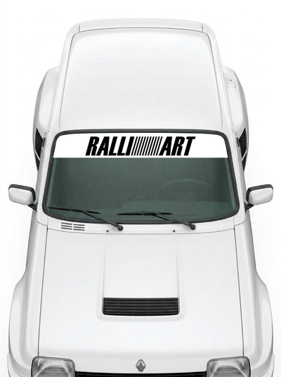 Coche con el parasol de vinilo Ralliart blanco con el lettering RALLIART en negro instalado en el parabrisas