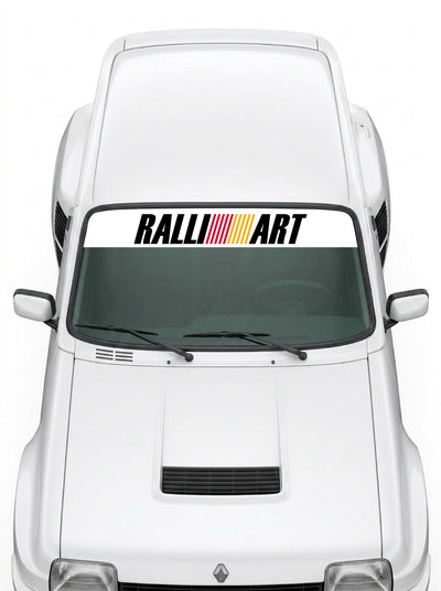 Coche con el parasol de vinilo Ralliart blanco con el lettering RALLIART y las franjas de color instalado en el parabrisas