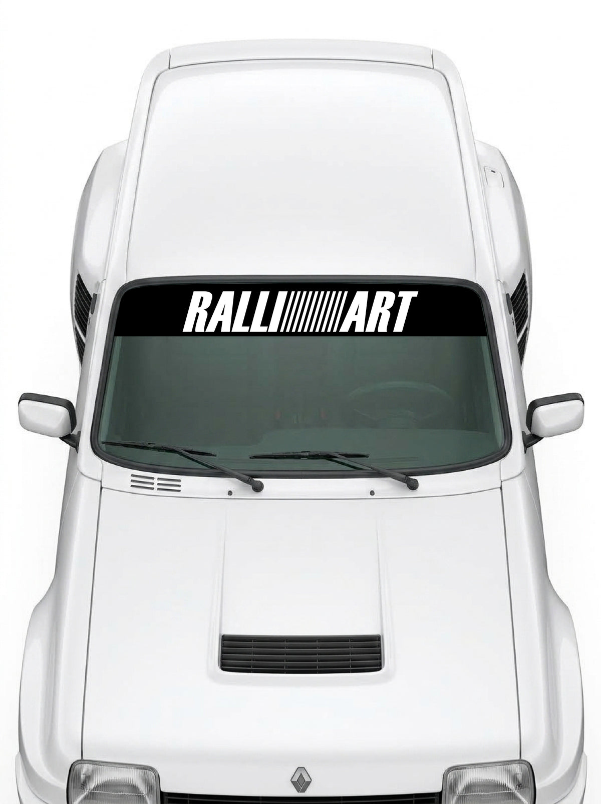 Coche con el parasol de vinilo Ralliart negro con el lettering RALLIART en blanco instalado en el parabrisas