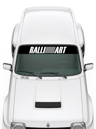 Coche con el parasol de vinilo Ralliart negro con el lettering RALLIART en blanco instalado en el parabrisas