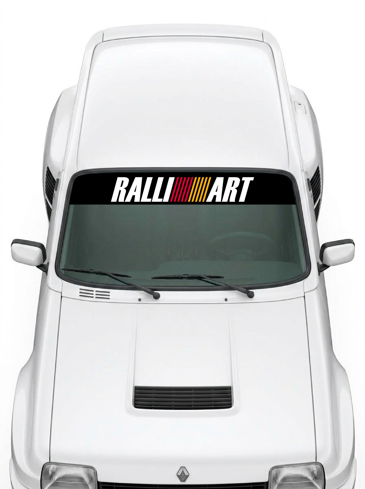Coche con el parasol de vinilo Ralliart negro con el lettering RALLIART y las franjas de color instalado en el parabrisas