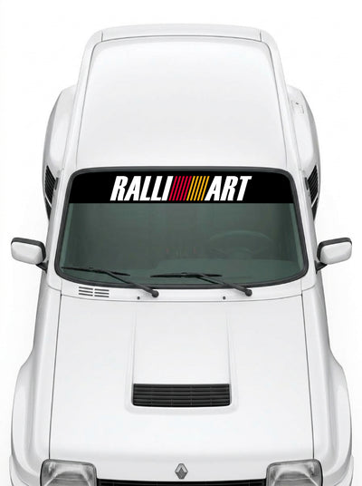 Coche con el parasol de vinilo Ralliart negro con el lettering RALLIART y las franjas de color instalado en el parabrisas
