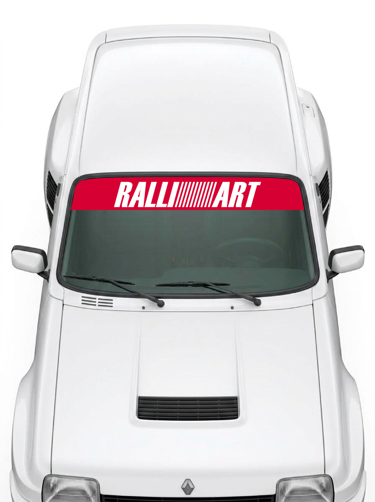 Coche con el parasol de vinilo Ralliart rojo con el lettering RALLIART en blanco instalado en el parabrisas
