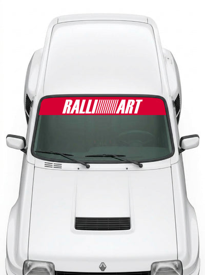 Coche con el parasol de vinilo Ralliart rojo con el lettering RALLIART en blanco instalado en el parabrisas