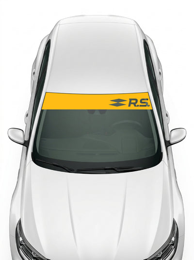 Coche con el parasol de vinilo Renault R.S. amarillo con el rombo y las siglas R.S. troqueladas instalado en el parabrisas