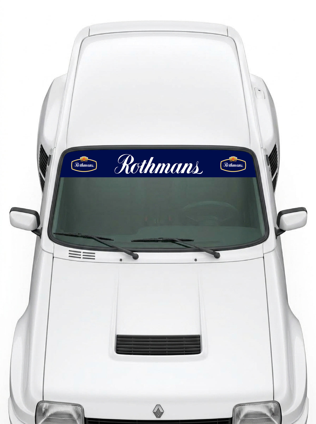 Coche con el parasol de vinilo Rothmans azul marino con el lettering Rothmans en blanco dentro de un recuadro instalado en el parabrisas