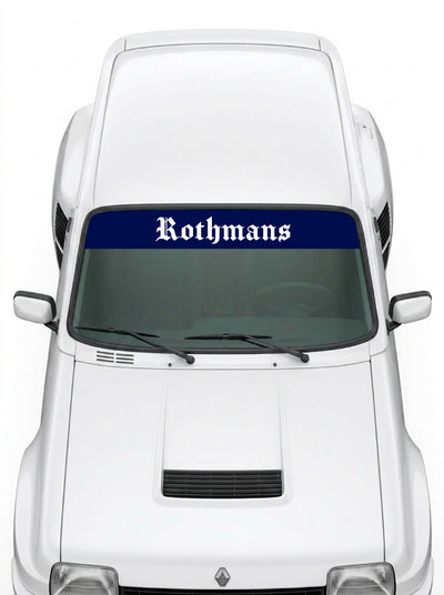 Coche con el parasol de vinilo Rothmans azul marino con el lettering Rothmans en blanco centrado instalado en el parabrisas
