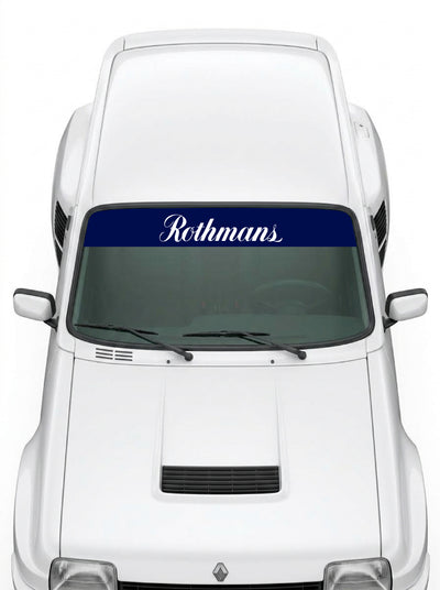 Coche con el parasol de vinilo Rothmans azul marino con el lettering Rothmans en blanco y tipografia manuscrita instalado en el parabrisas