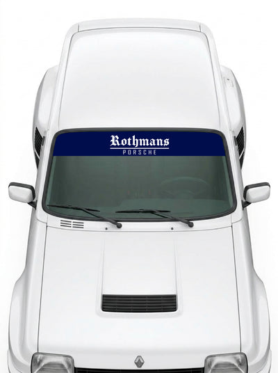 Coche con el parasol de vinilo Rothmans azul marino con el lettering Rothmans y la palabra PORSCHE debajo instalado en el parabrisas