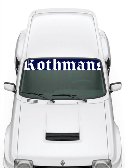 Coche con el parasol de vinilo Rothmans con el lettering Rothmans en tipografia gotica de trazo grueso instalado en el parabrisas