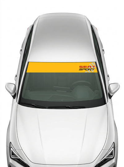 Coche con el parasol de vinilo Seat Sport amarillo con el lettering SEAT SPORT y la bandera a cuadros instalado en el parabrisas